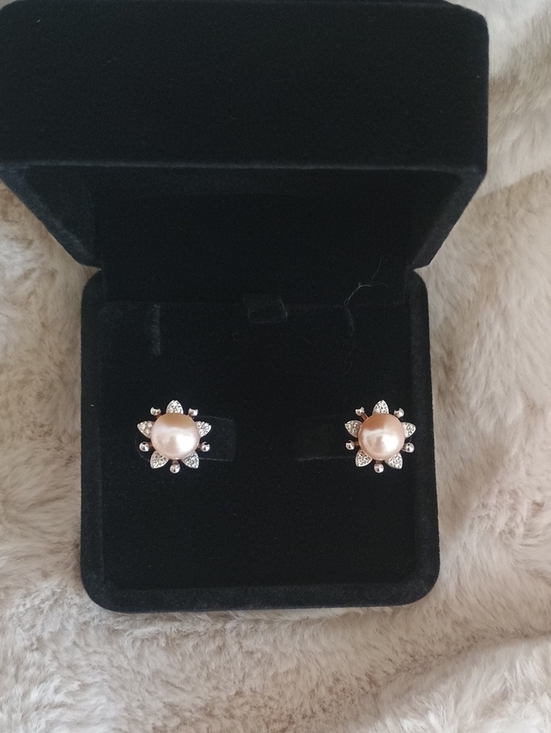 Jewelry - LOW START!!! New Genuine Pearl Stud Earrings In a Beautiful Cream Color